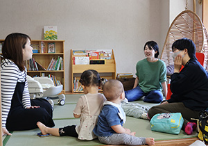 交流会の参加者と山尾さん（右から２人目）