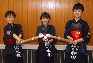 小学生団体の部で優勝した（左から）大窪さん、水井さん、和田さん