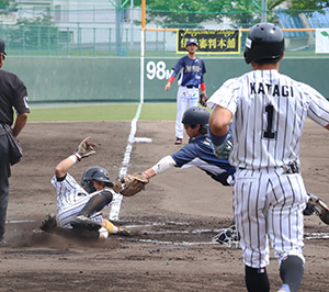 ６回裏、好走塁で二塁から本塁に生還した小川選手