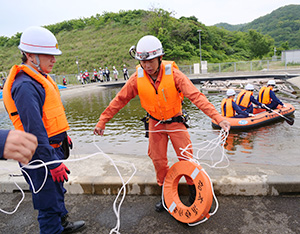 救命用ボートの操作を学ぶ参加者