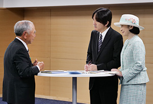 秋篠宮ご夫妻に会の活動を説明する森川理事長
