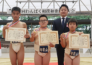 優勝した（前列左から）大西さん、山田さん、山本さんと井川会長（後列）