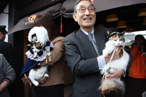 小嶋社長に抱かれるニタマ