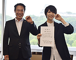 「M!LKポーズ」を決める塩﨑さん㊨と尾花市長 「M!LKポーズ」を決める塩﨑さん㊨と尾花市長