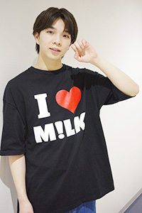 M!LKポーズを決める塩﨑さん