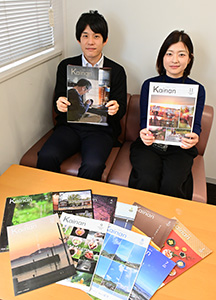 広報紙を手に岡原さん㊧と五島さん