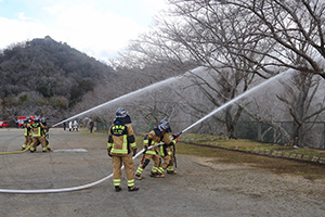 放水する組合員