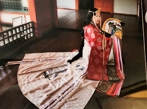 十二単で平安の風情を堪能（同神社提供）