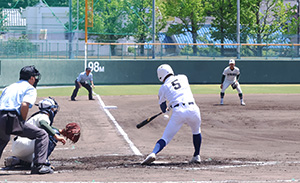 ７回表、谷村の適時打で勝ち越し（和歌山東）