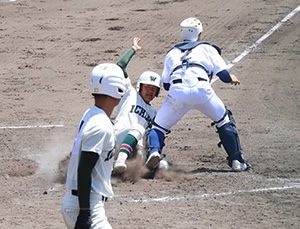 ５回裏、村上の適時打で玉置が同点の本塁生還（市和歌山）