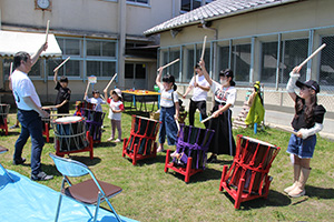 太鼓の演奏に挑戦する子どもたち