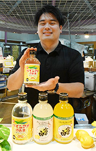 新発売の「パインアメのお酒」を手に山本さん