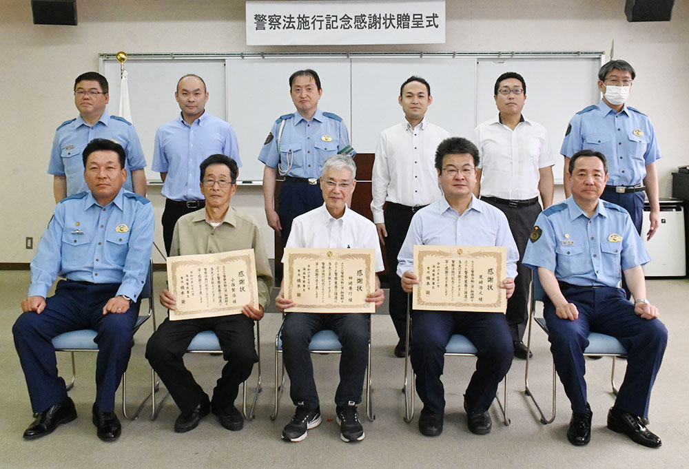 （前列左２人目から）小西さん、神崎さん、尾﨑さん（海南署）