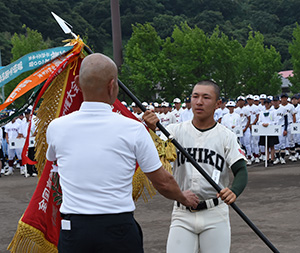 優勝旗を返還する市和歌山の宇治田主将