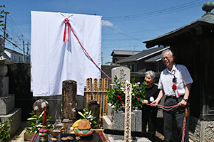 幕を引く神出市長㊨と井澤佳代さん