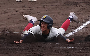 家本選手が好走塁で野選の間に同点の本塁生還（星林）