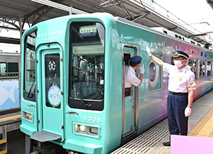 加太に向け出発する新車両の「かなた」