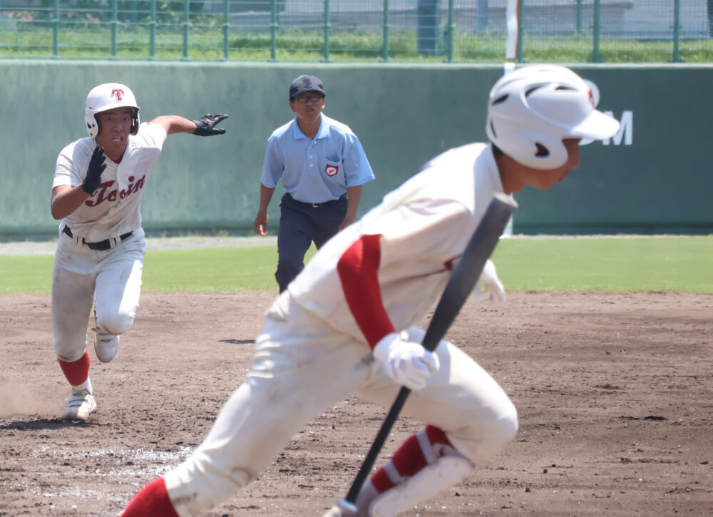 ５回裏、神崎のスクイズで三走・岡田が本塁生還（桐蔭）