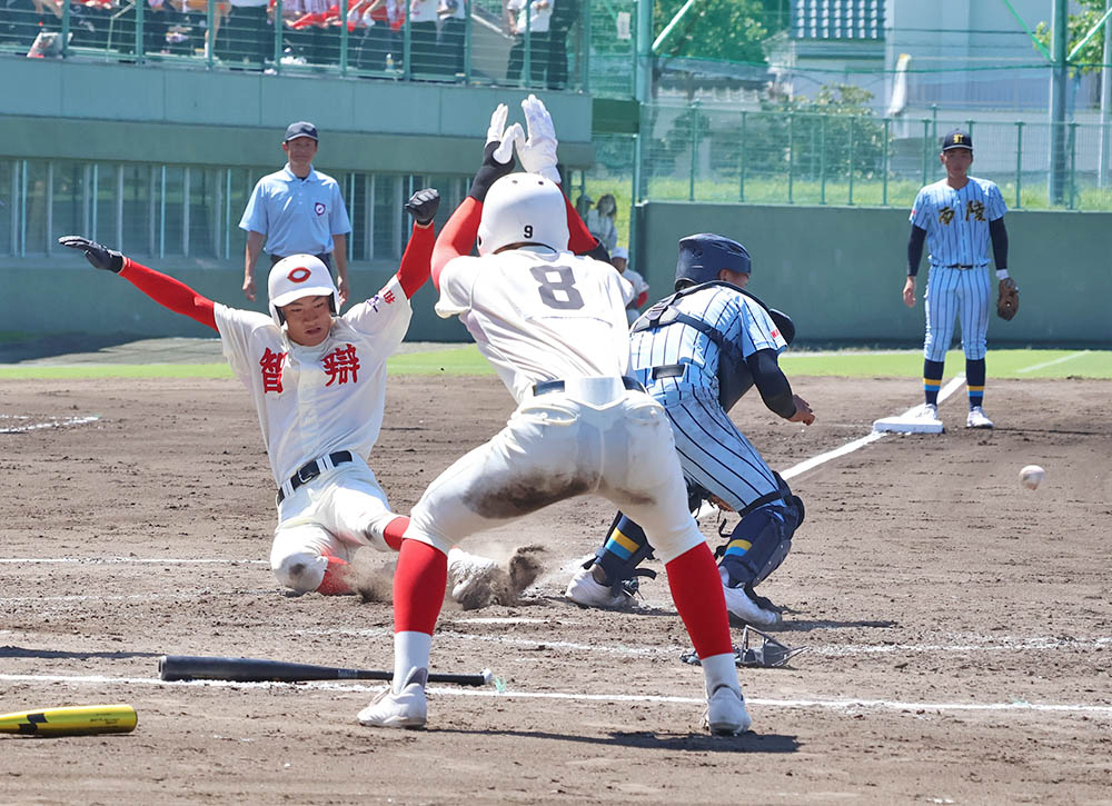 ５回裏、福元の適時打で山田が本塁に生還する（智弁）