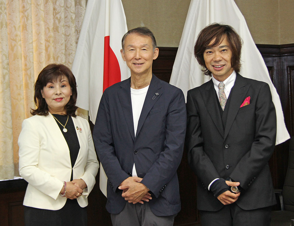 岸本知事を囲み、遠藤さん㊨、赤在さん