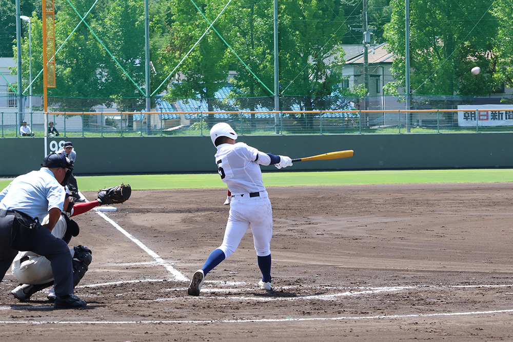 ７回裏、谷村の右越適時二塁打で貴重な追加点を挙げる（和歌山東）