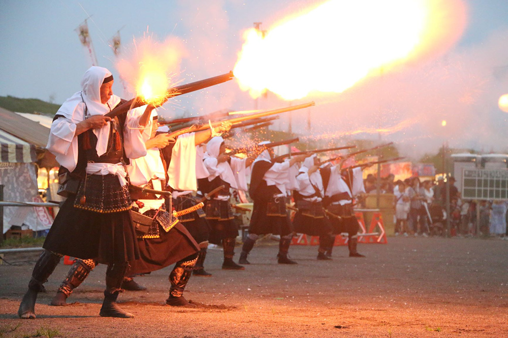 根来鉄砲隊による演武で祭りが始まる