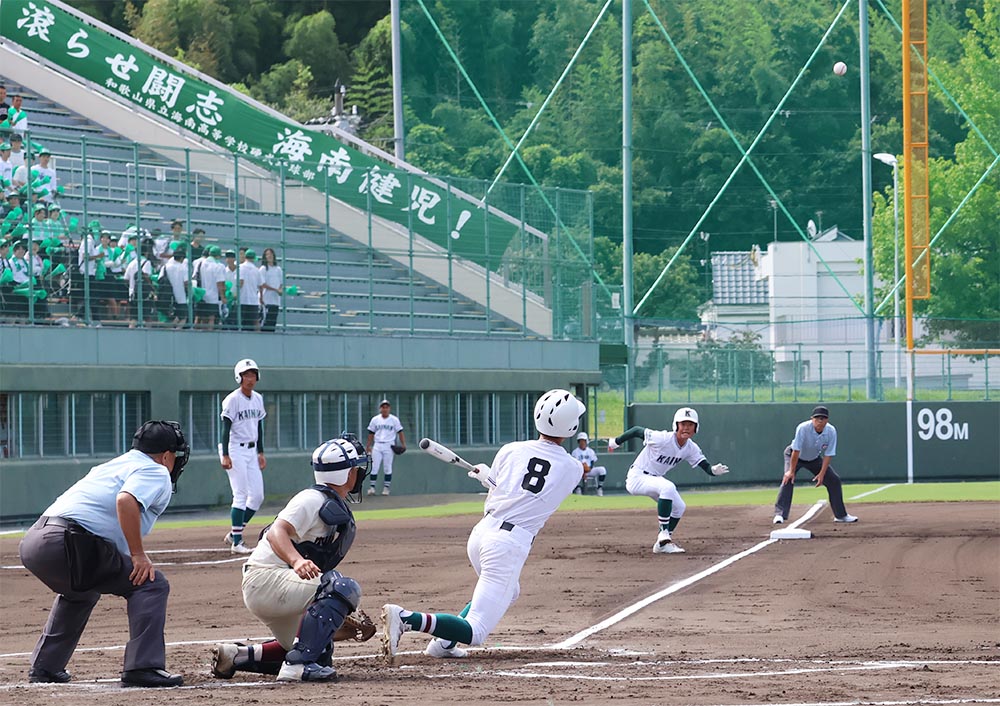 ２回表、弓中の三ゴロの間に１点を先制する（海南）