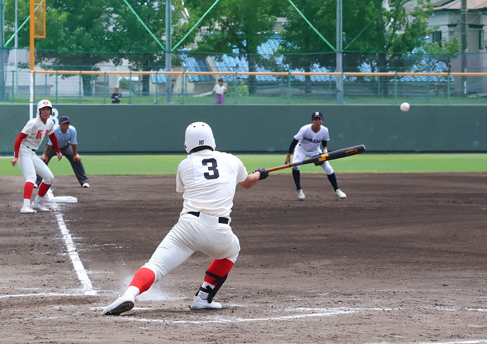 ４回表、松嶋の適時内野安打で６点目を挙げる（智弁）