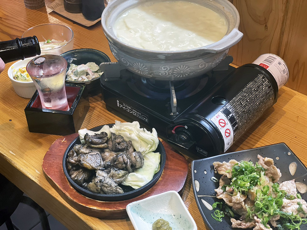 自慢の焼き鳥や温泉湯豆腐　やきとり咲来鳥