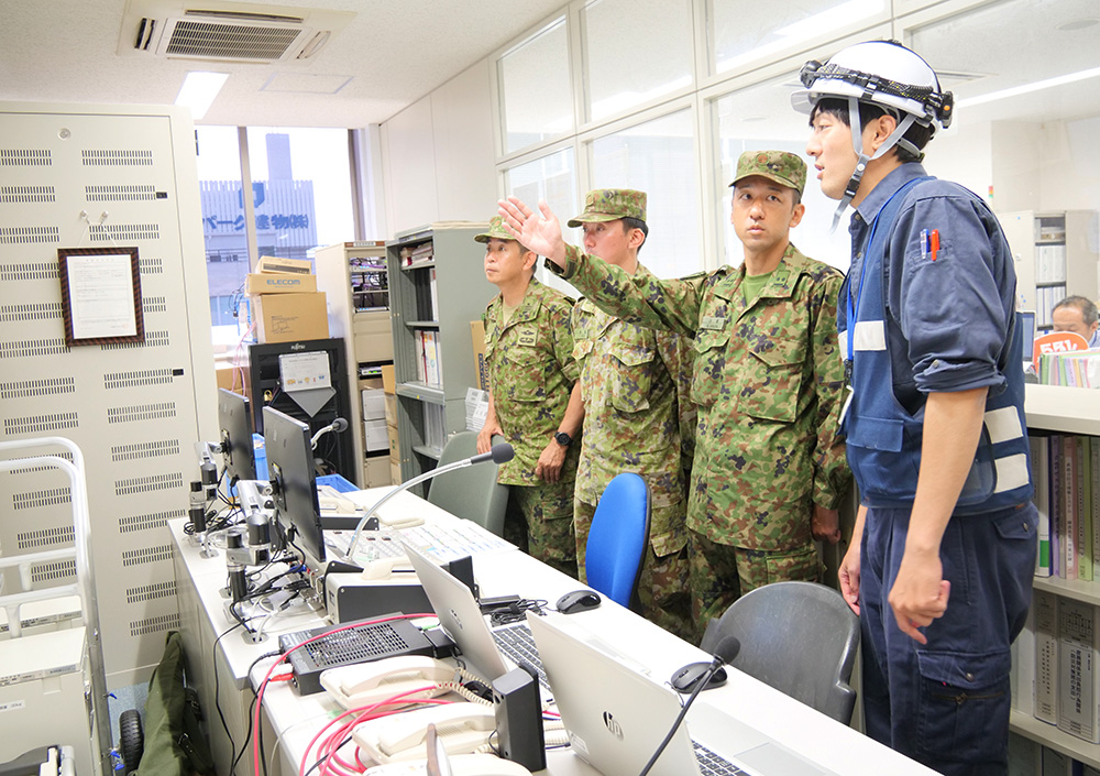 災害時の情報連携について意見交換する市職員と陸上自衛隊の情報連絡員ら