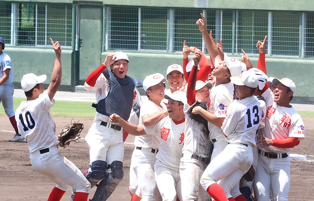 優勝を決めてマウンドに集まる智弁の選手