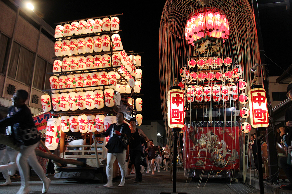 人をかきわけて走るだんじり（宵祭）