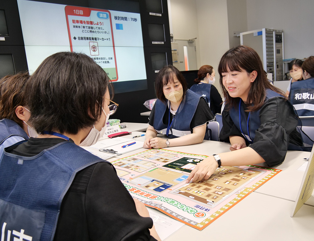 避難所運営の図上訓練を行う女性職員ら