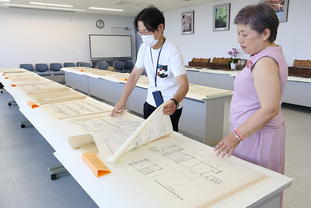 図面を見る中西さん㊧と細畠さん