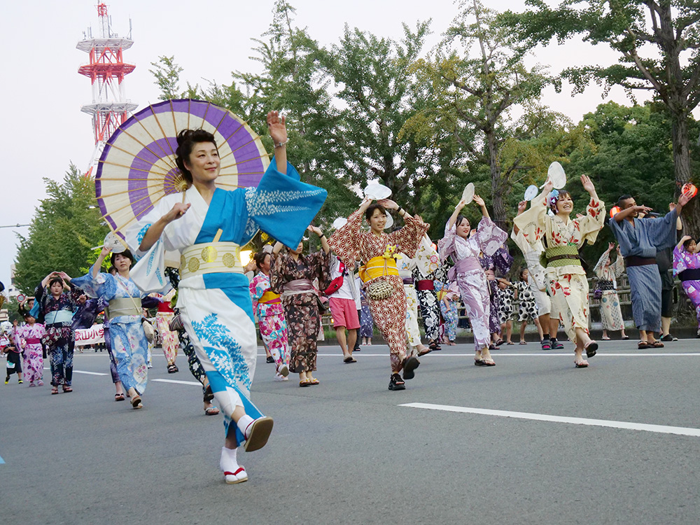 約５０００人が参加し沿道は多くの人でにぎわった