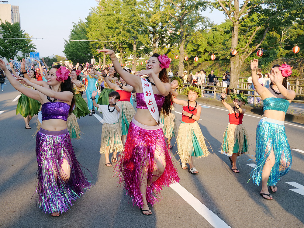 華やかに踊るフラのチーム