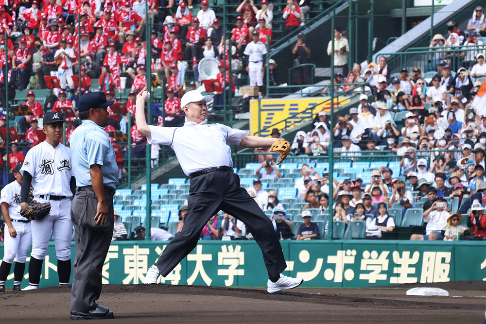 始球式を務めた江川さん