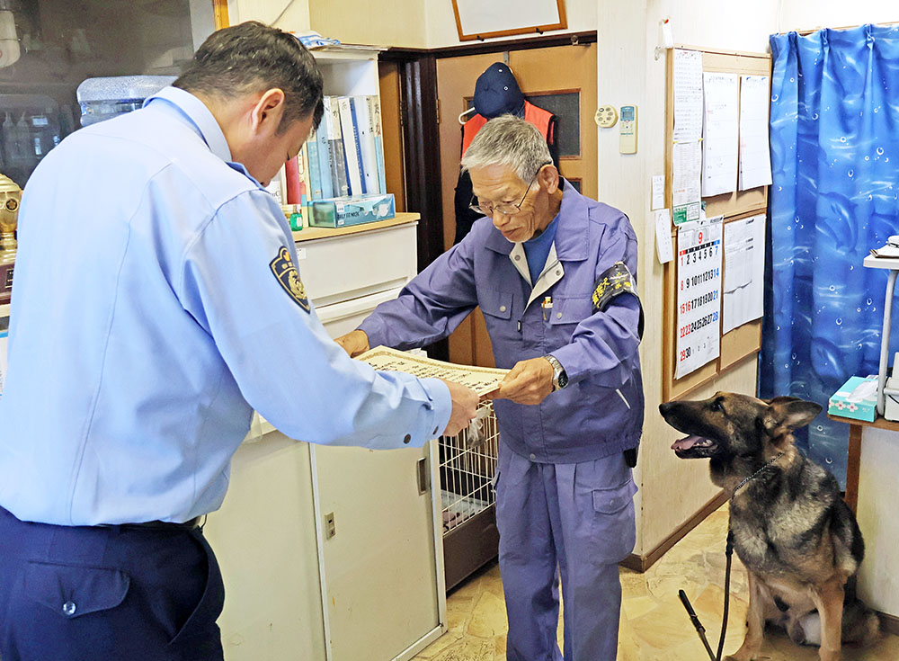 永井署長㊧から感謝状を受け取る三谷さん㊥とインディー号