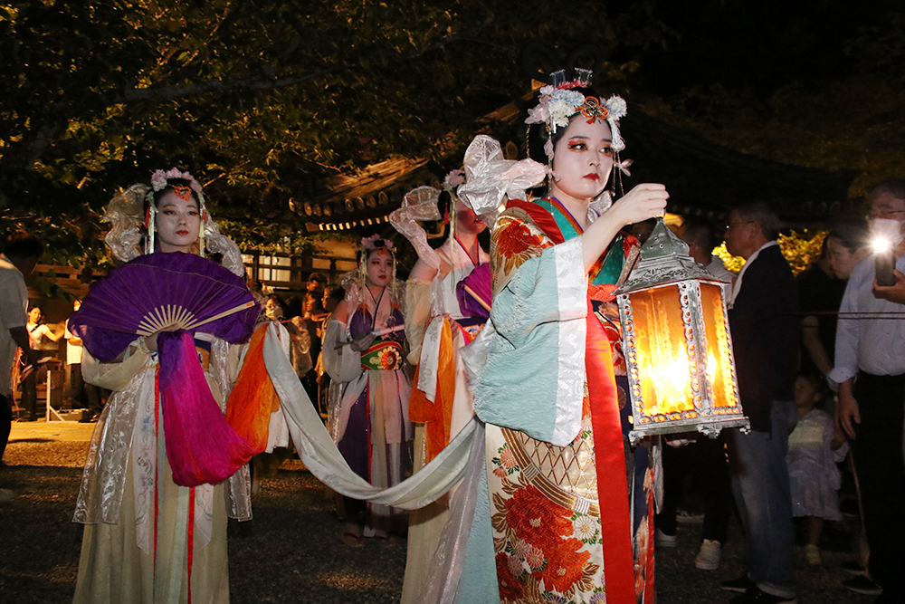 龍灯を手に行脚する乙姫の崎濱さん㊨