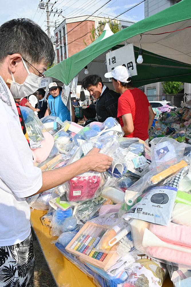 スポンジや日用品がずらりと並んだ