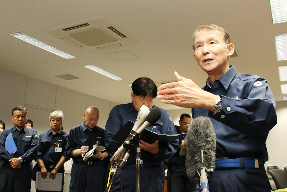 県災害対策本部の廃止後、報道陣の取材に応じる岸本知事