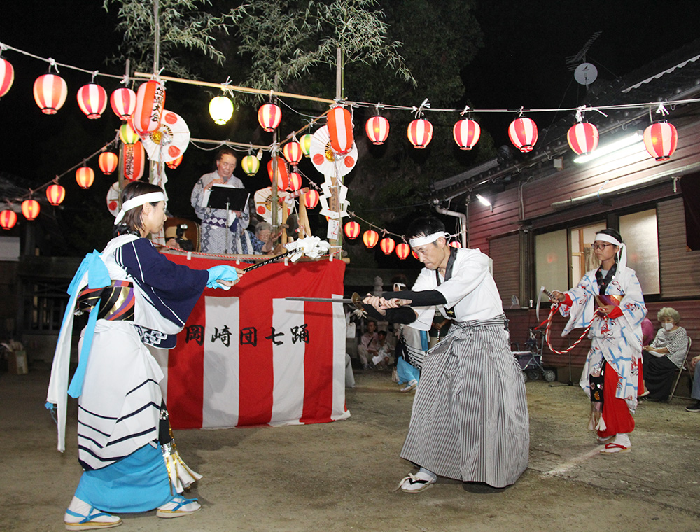 伝統の岡崎団七踊りを披露する住民ら