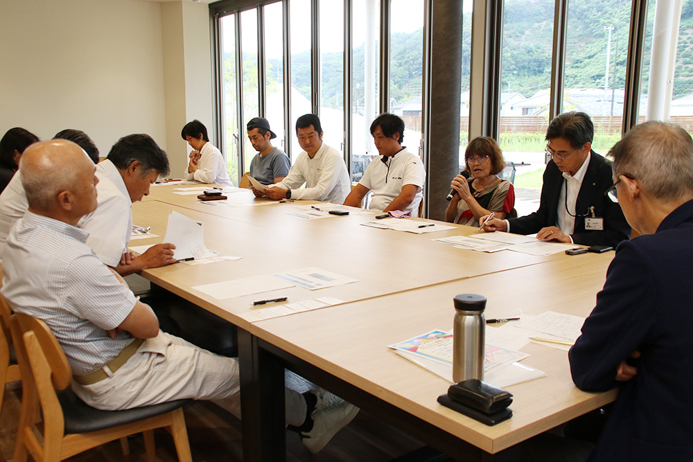 岸本知事に意見を述べる住民ら