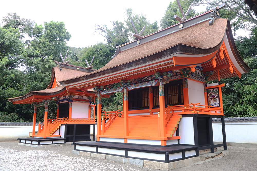 ３０年ぶりの保存修理が完了した羊宮神社㊧と八幡神社