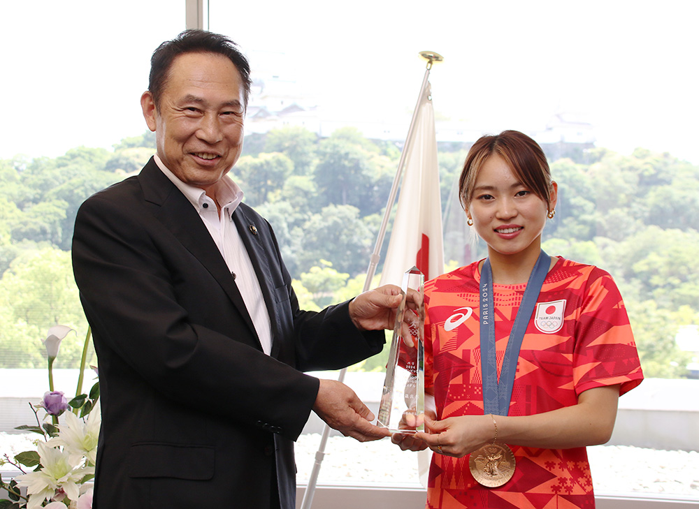 東選手㊨にトロフィーを手渡す尾花市長