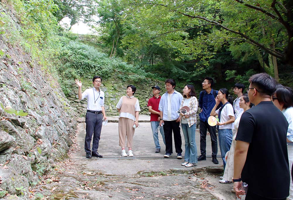 和歌山城で学芸員から説明を受ける山東省の学生ら