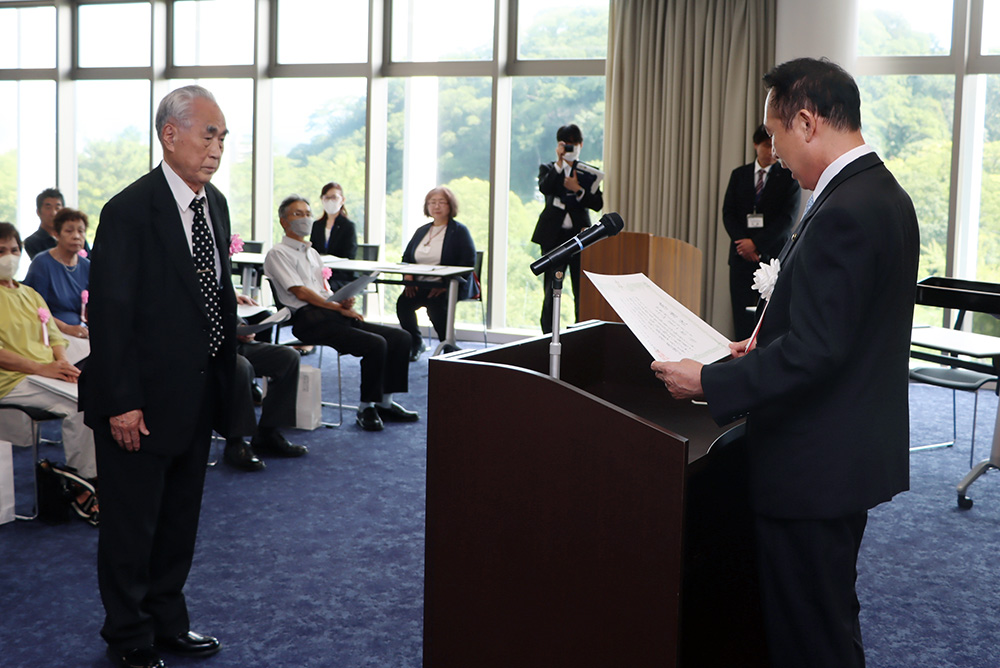 尾花市長㊨から感謝状を受ける退任自治会長（和歌山市提供）