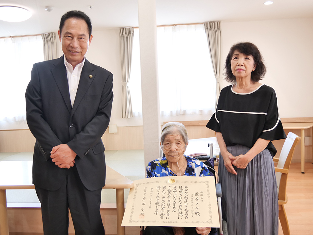 尾花市長㊧、長女の山下千津子さん㊨と靏谷さん（和歌山市）