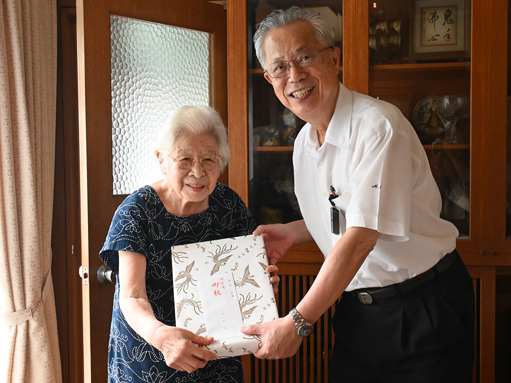 
１００歳を迎える笠松さん㊧（海南市）