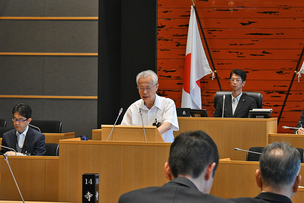 あいさつする神出市長